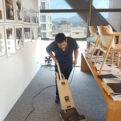 使用直立式滾刷吸塵器吸塵