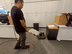 單盤機刷洗地毯