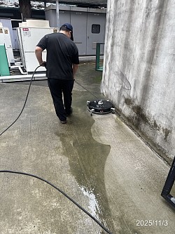 高壓轉盤清洗地面青苔