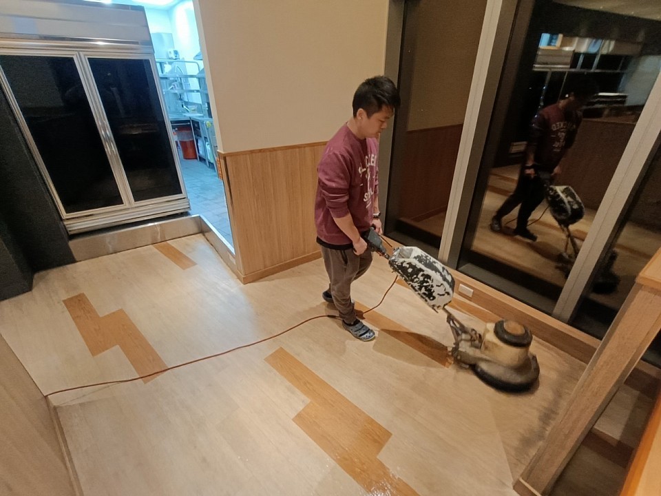 餐廳打烊後的地板清洗打蠟