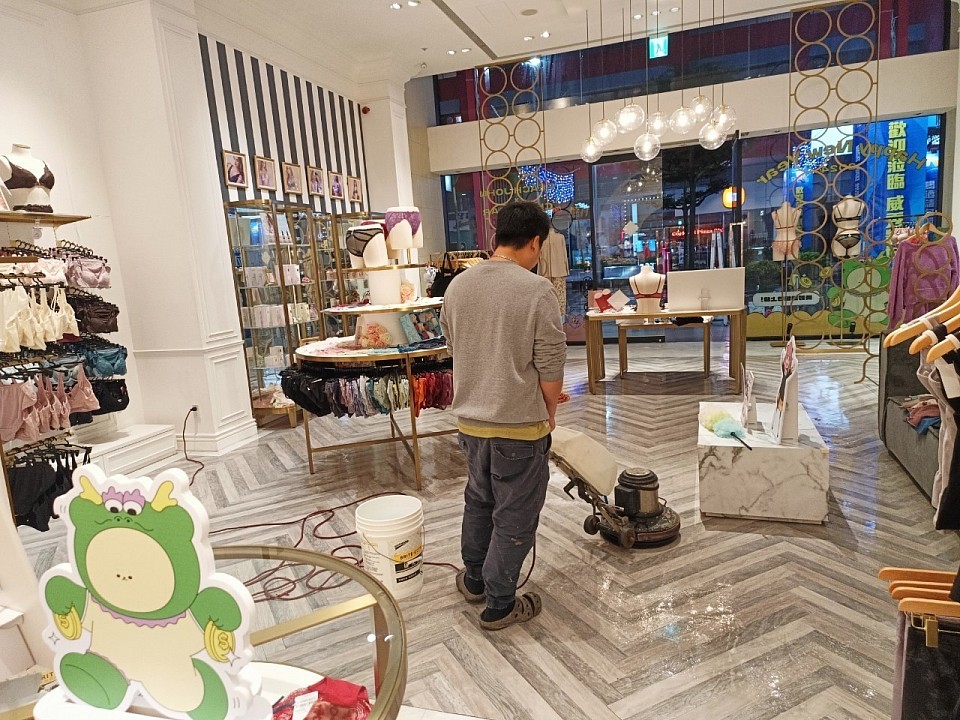 夜間清洗地板打蠟