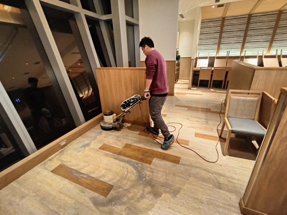 夜間清潔服務，餐廳打烊後地板清洗打蠟